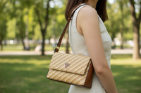 Kabelka z polypropylenu béžové barvy Guess