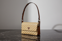 Kabelka z polypropylenu béžové barvy Guess